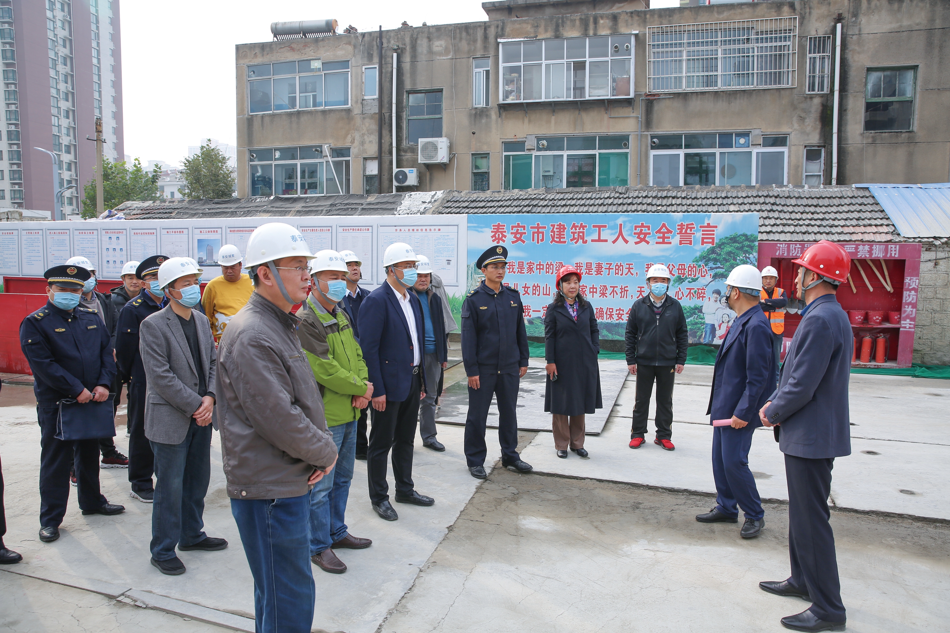 市城管局進泰建集團工地開展黨史教育活動暨安全培訓